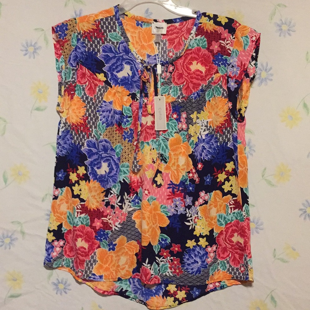 Women’s beautiful floral top NWT.